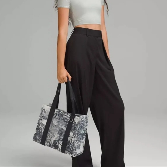 lululemon athletica Handbags - Lululemon Boxy Tote Bag 10L Sketch Toile Turtledove Obsidian print NWT